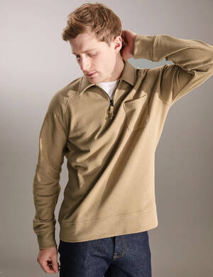 marksandspencer_SS23_Menswear_T62_3802E_svetr s kratkym zipem s vysokym podilem bavlny_JAEGER_2899Kc-model.jpg